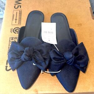 NWT bow mules in dark navy suede
